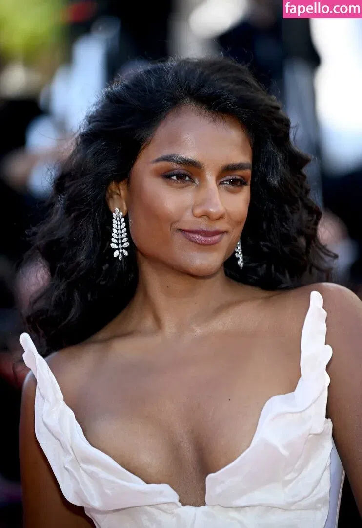 Simone Ashley / simoneashley Onlyfans Photo Gallery 