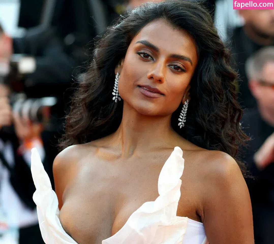 Simone Ashley / simoneashley Onlyfans Photo Gallery 