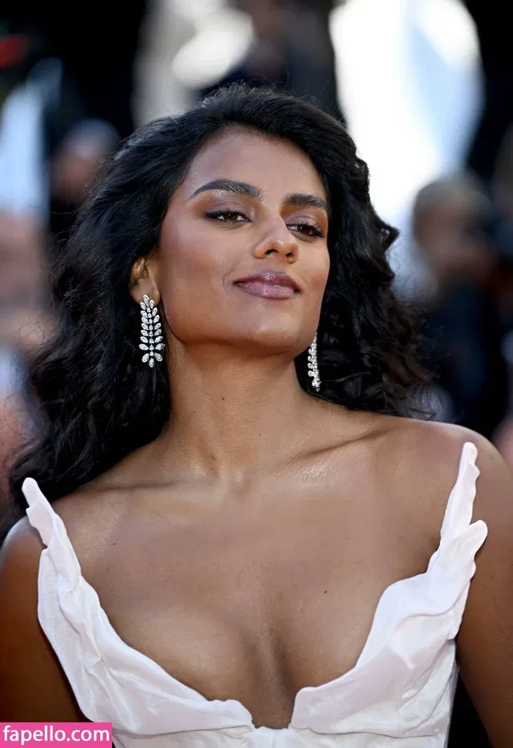 Simone Ashley / simoneashley Onlyfans Photo Gallery 