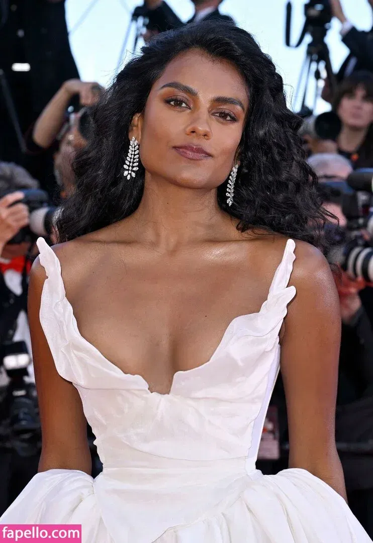 Simone Ashley / simoneashley Onlyfans Photo Gallery 