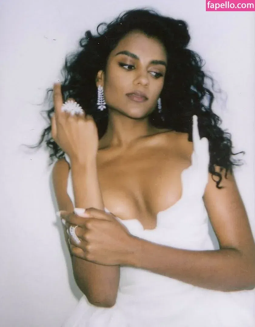 Simone Ashley / simoneashley Onlyfans Photo Gallery 