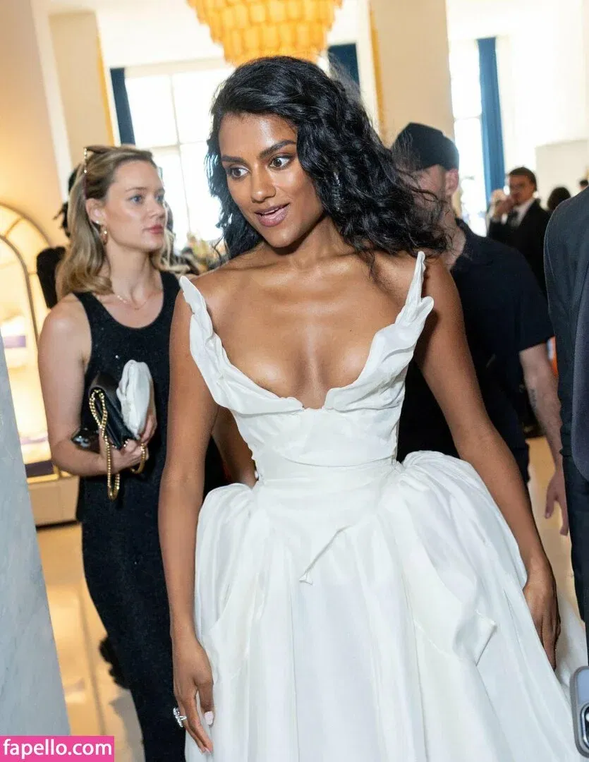 Simone Ashley / simoneashley Onlyfans Photo Gallery 