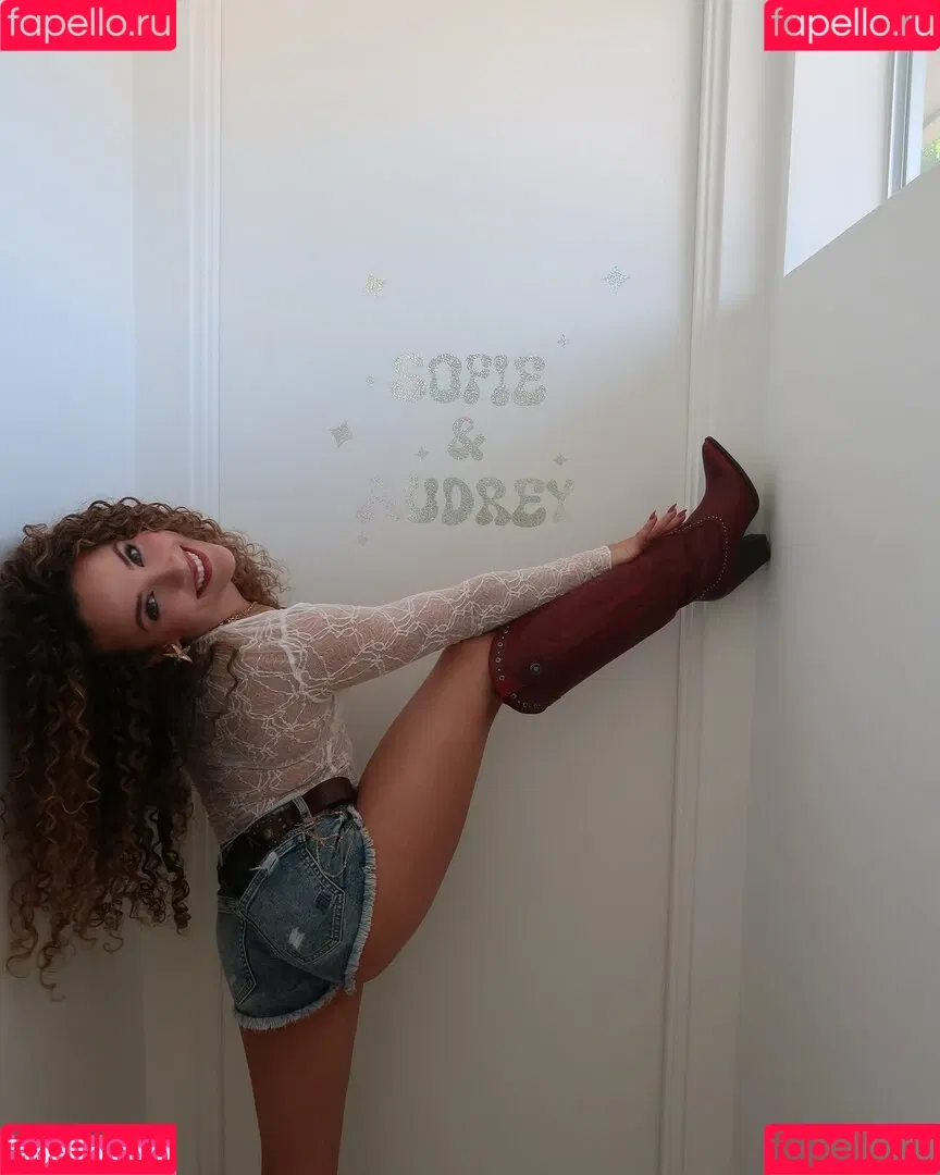 Sofie Dossi / sofiedossi Onlyfans Photo Gallery 
