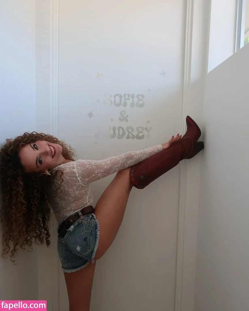 Sofie Dossi / sofiedossi Onlyfans Photo Gallery 