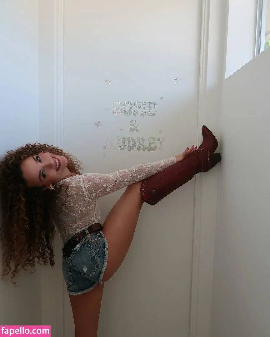 Sofie Dossi / sofiedossi Onlyfans Photo Gallery 