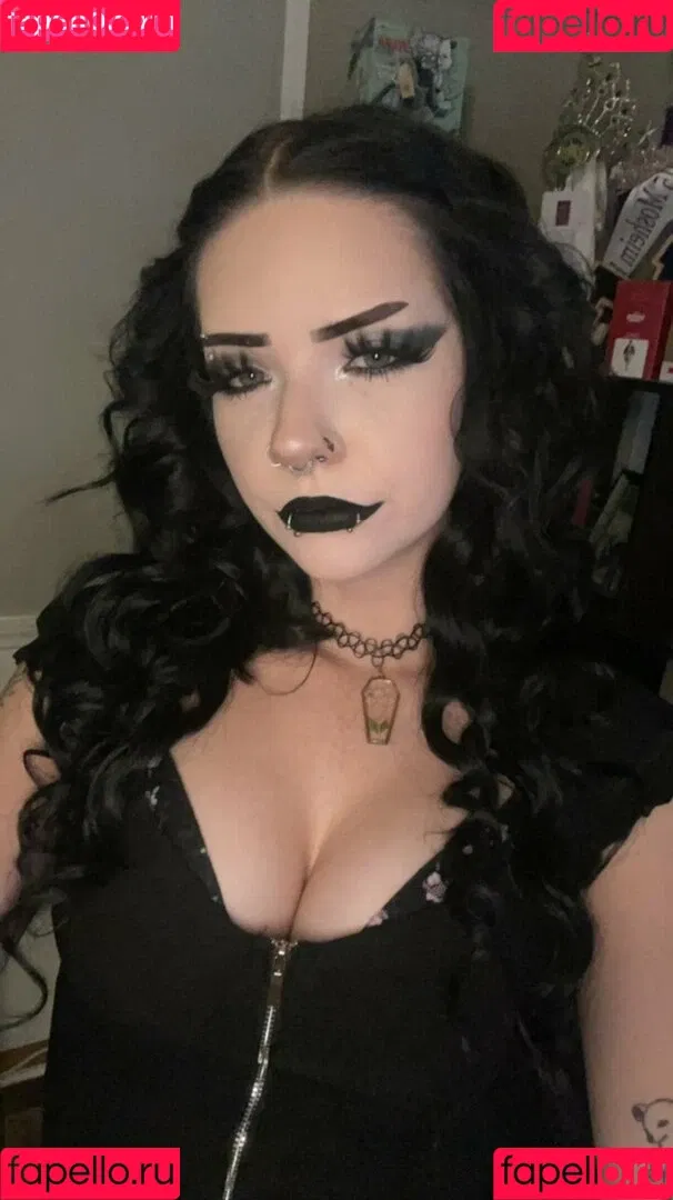 H0neyR3venge / gothichorrorcliche / gothictropic / gothicwhorror Onlyfans Photo Gallery 