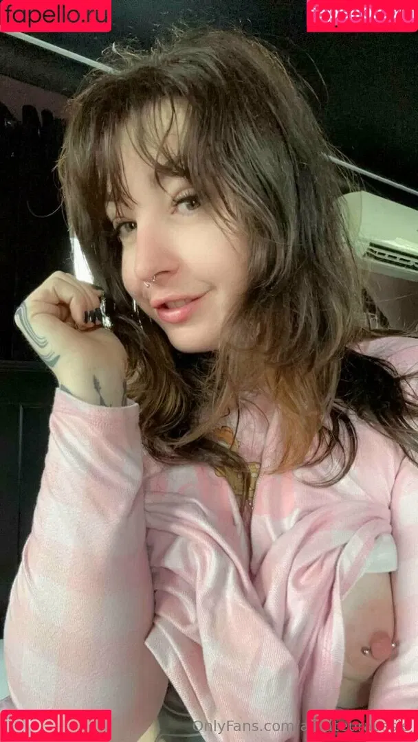 Sarahsbutton / amateuraussie / aussarah1 / crunchymoist Onlyfans Photo Gallery 