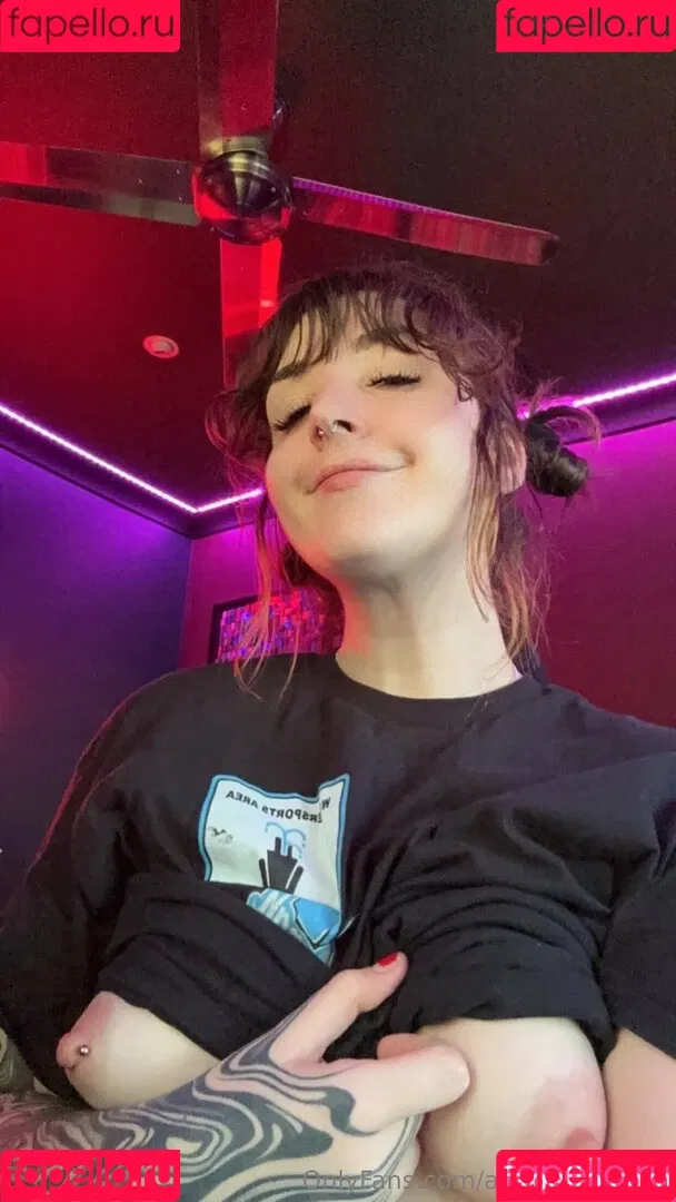 Sarahsbutton / amateuraussie / aussarah1 / crunchymoist Onlyfans Photo Gallery 