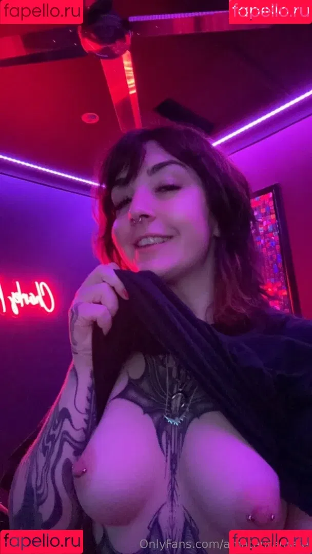 Sarahsbutton / amateuraussie / aussarah1 / crunchymoist Onlyfans Photo Gallery 