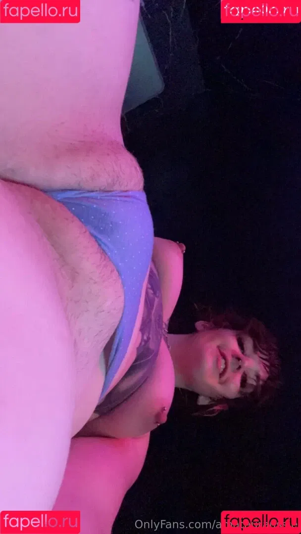 Sarahsbutton / amateuraussie / aussarah1 / crunchymoist Onlyfans Photo Gallery 