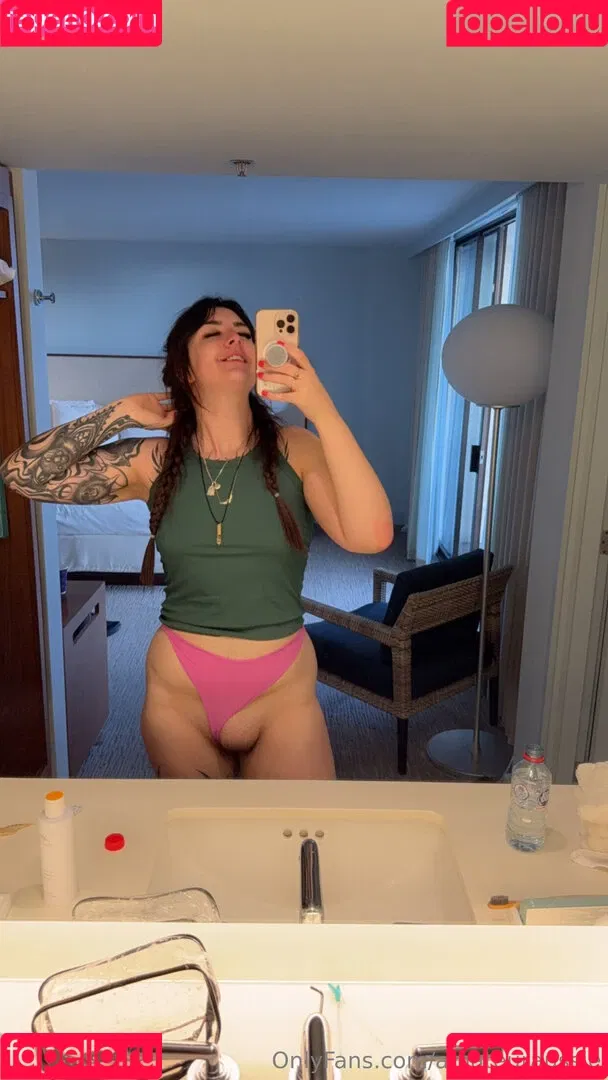 Sarahsbutton / amateuraussie / aussarah1 / crunchymoist Onlyfans Photo Gallery 