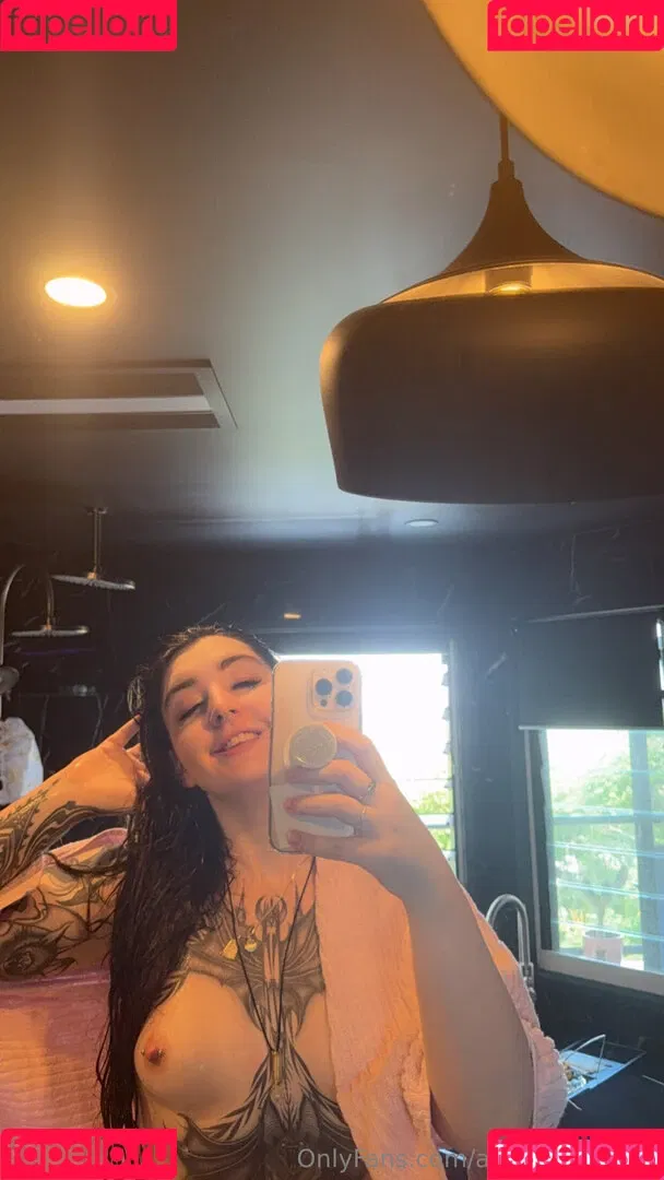 Sarahsbutton / amateuraussie / aussarah1 / crunchymoist Onlyfans Photo Gallery 