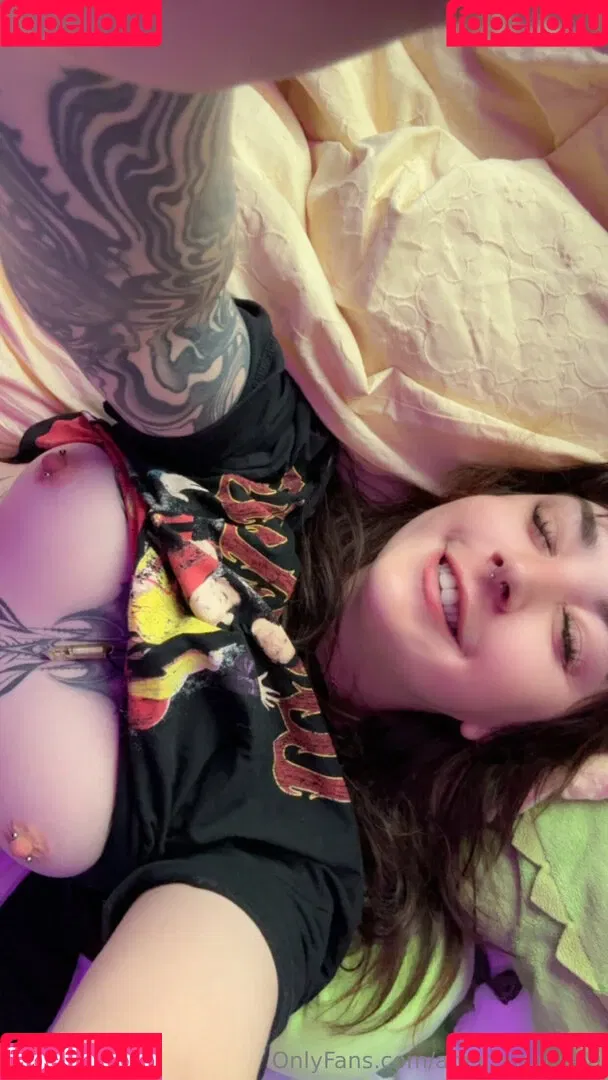 Sarahsbutton / amateuraussie / aussarah1 / crunchymoist Onlyfans Photo Gallery 