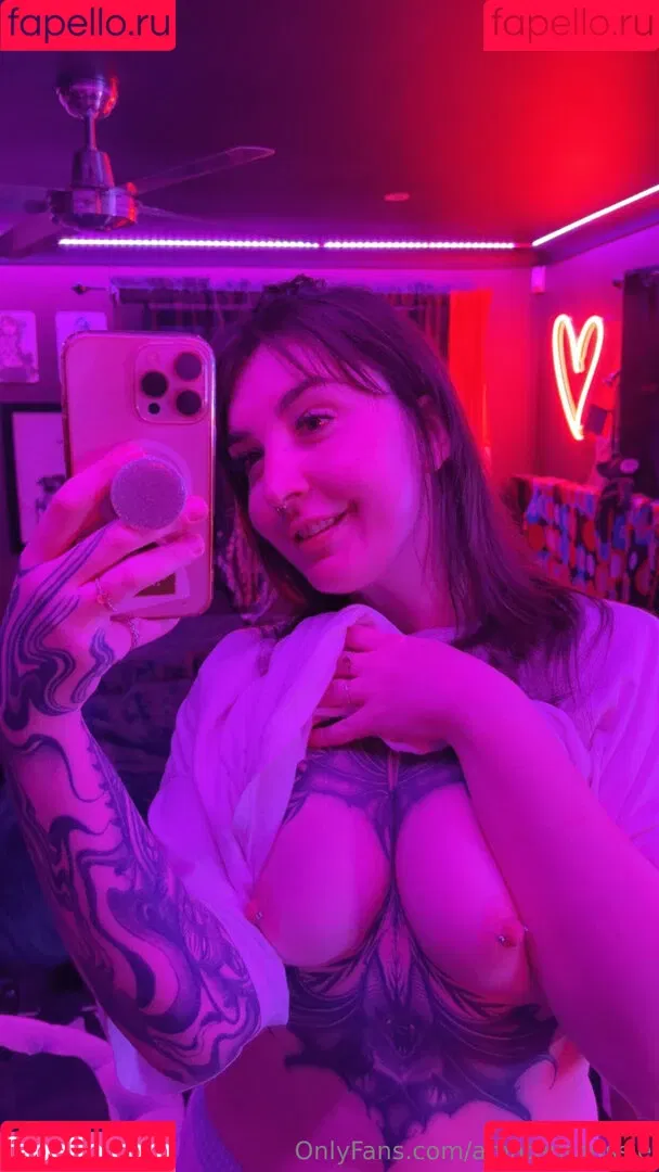 Sarahsbutton / amateuraussie / aussarah1 / crunchymoist Onlyfans Photo Gallery 