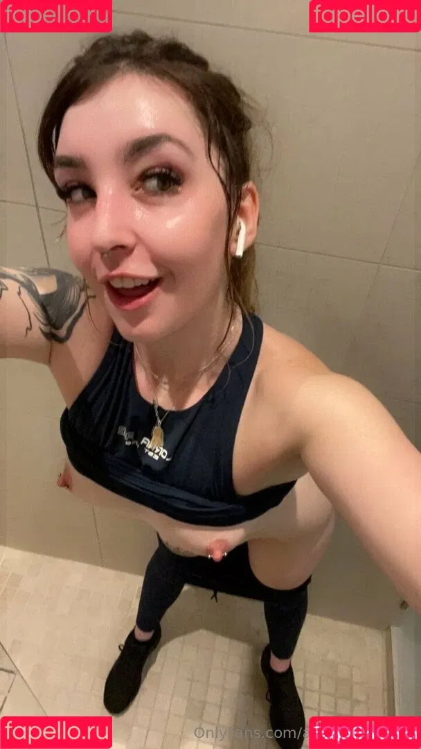 Sarahsbutton / amateuraussie / aussarah1 / crunchymoist Onlyfans Photo Gallery 