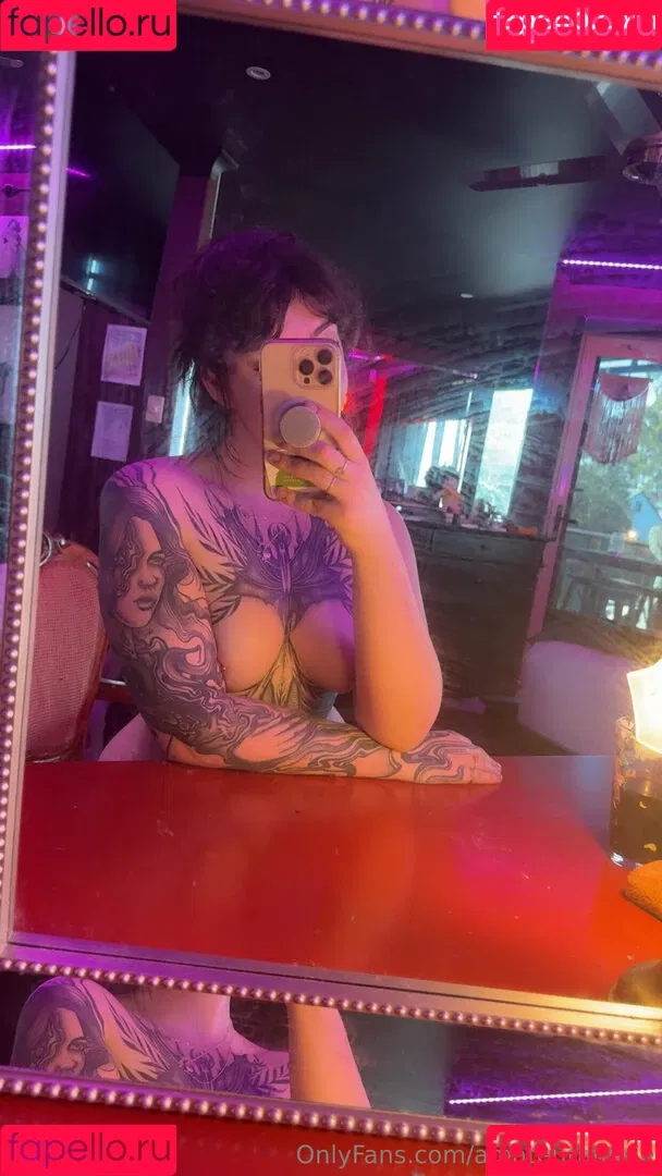 Sarahsbutton / amateuraussie / aussarah1 / crunchymoist Onlyfans Photo Gallery 
