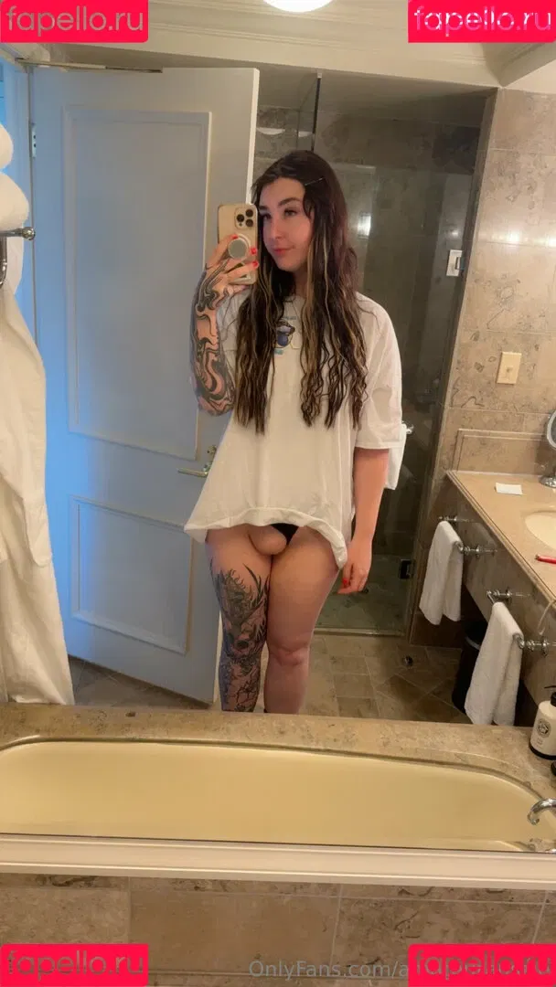 Sarahsbutton / amateuraussie / aussarah1 / crunchymoist Onlyfans Photo Gallery 