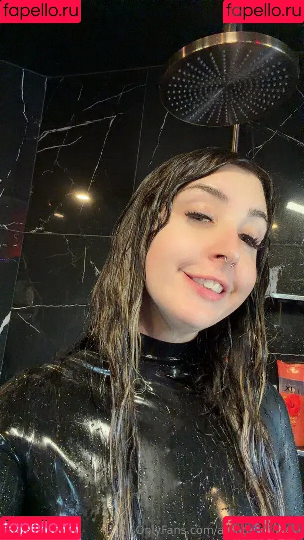 Sarahsbutton / amateuraussie / aussarah1 / crunchymoist Onlyfans Photo Gallery 