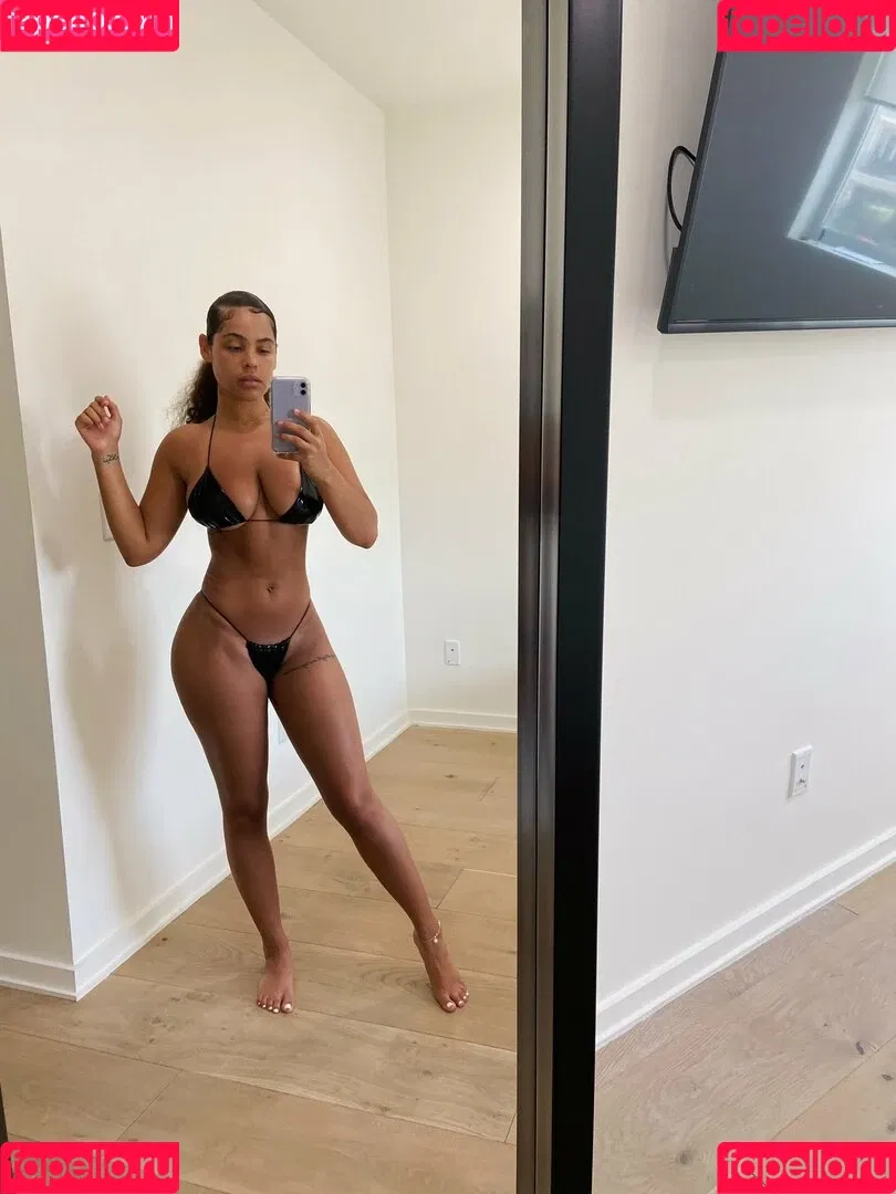 Malaika Terry / malaikaterry / malaikaterryy Onlyfans Photo Gallery 