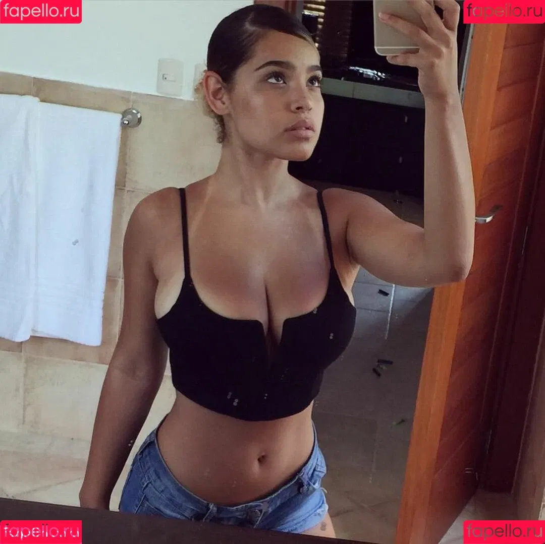 Malaika Terry / malaikaterry / malaikaterryy Onlyfans Photo Gallery 