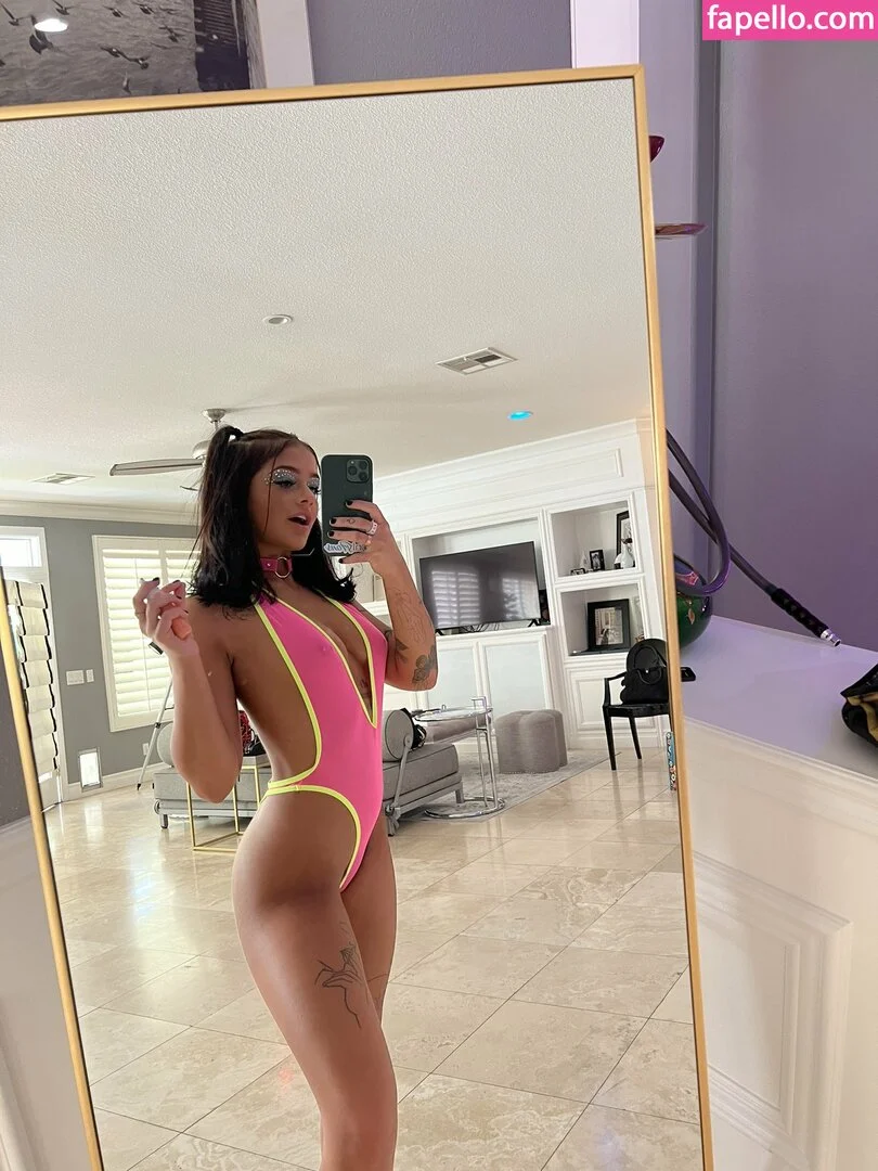 ryan reid / she.for.keeps / sheforkeeps Onlyfans Photo Gallery 