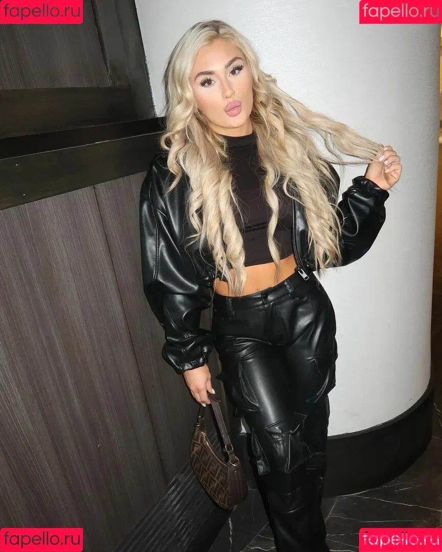 Tiffany Stratton / tiffany_stratton / tiffanywwe / tiffstrattonwwe Onlyfans Photo Gallery 