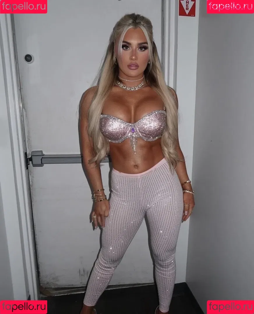 Tiffany Stratton / tiffany_stratton / tiffanywwe / tiffstrattonwwe Onlyfans Photo Gallery 