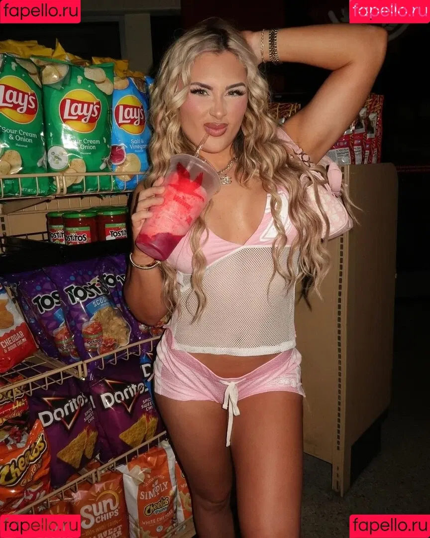 Tiffany Stratton / tiffany_stratton / tiffanywwe / tiffstrattonwwe Onlyfans Photo Gallery 