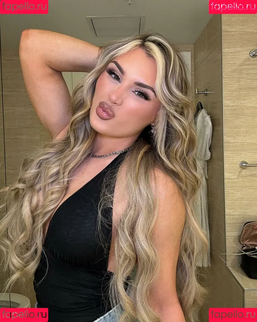 Tiffany Stratton / tiffany_stratton / tiffanywwe / tiffstrattonwwe Onlyfans Photo Gallery 