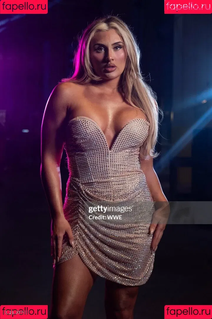 Tiffany Stratton / tiffany_stratton / tiffanywwe / tiffstrattonwwe Onlyfans Photo Gallery 
