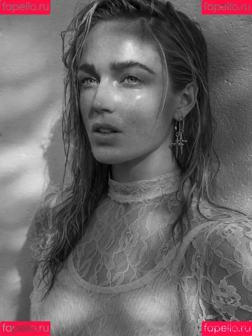 Caity Lotz / caitylotz Onlyfans Photo Gallery 
