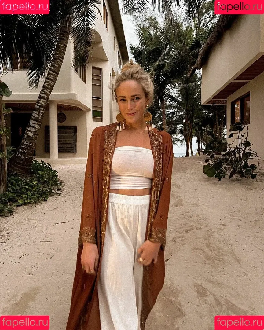 Caity Lotz / caitylotz Onlyfans Photo Gallery 