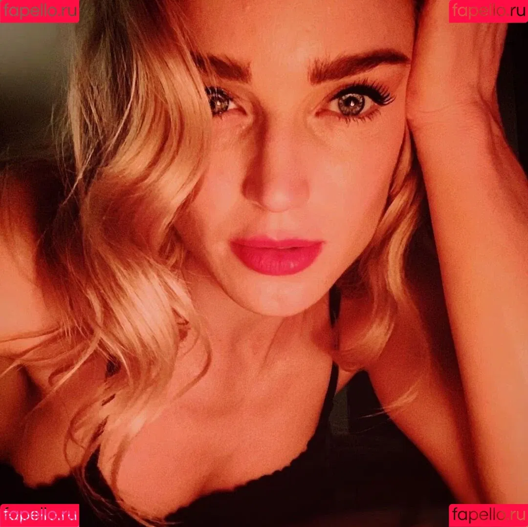 Caity Lotz / caitylotz Onlyfans Photo Gallery 