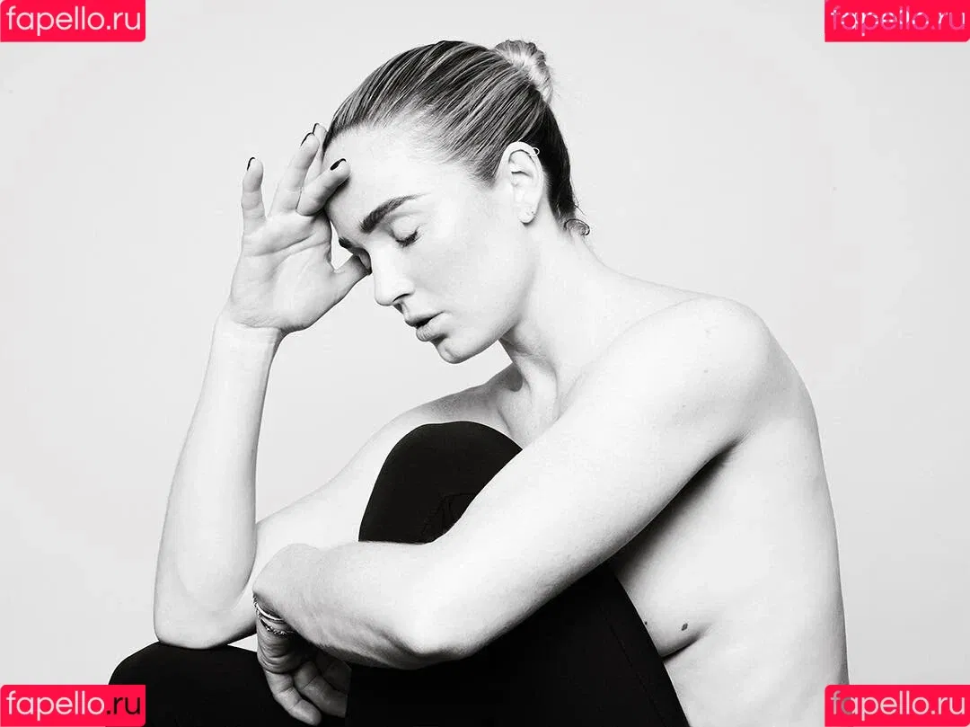 Caity Lotz / caitylotz Onlyfans Photo Gallery 