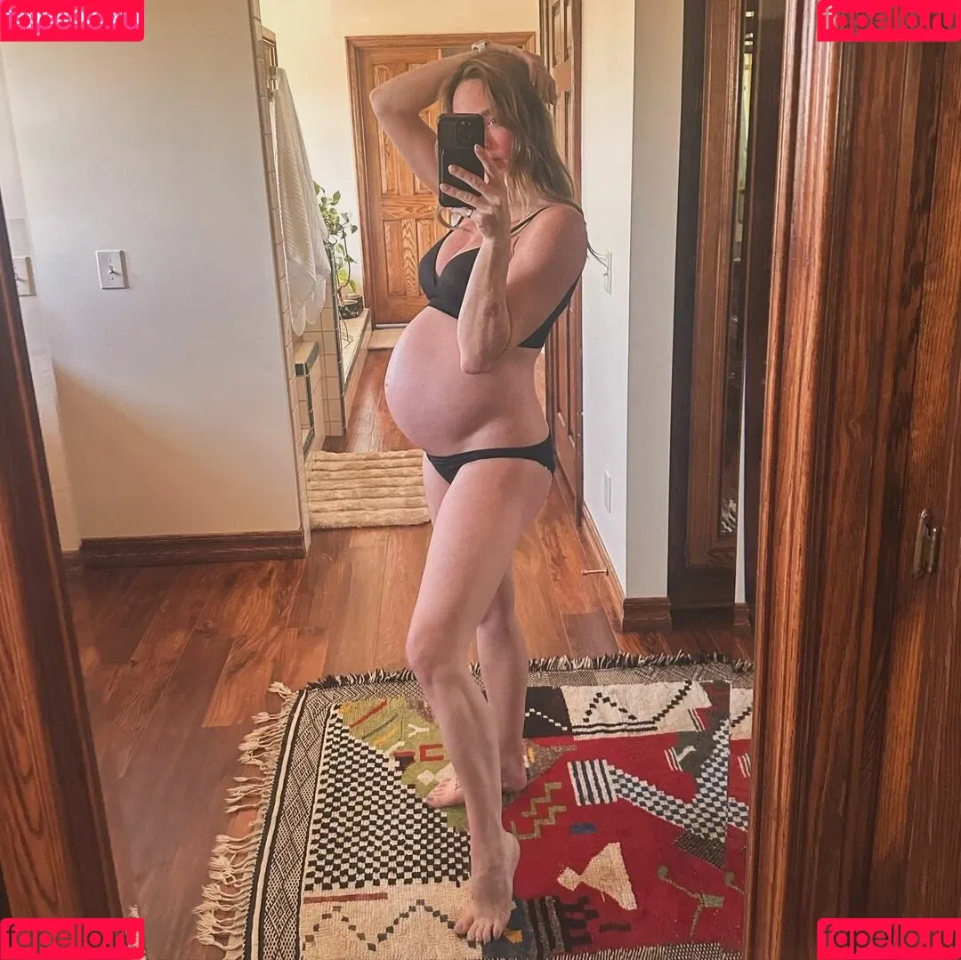 Caity Lotz / caitylotz Onlyfans Photo Gallery 