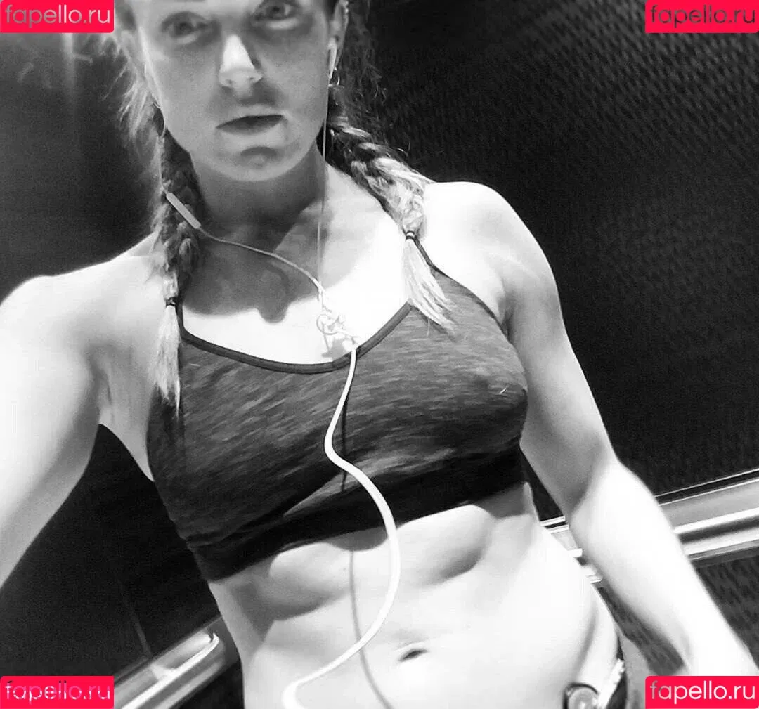 Caity Lotz / caitylotz Onlyfans Photo Gallery 