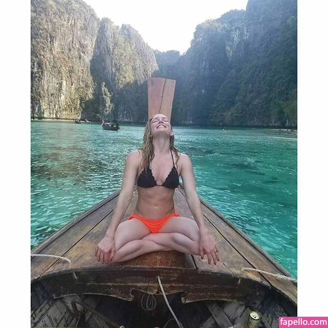 Caity Lotz / caitylotz Onlyfans Photo Gallery 