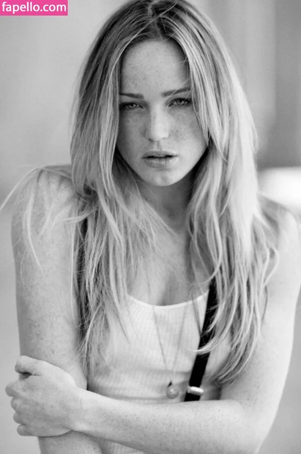 Caity Lotz / caitylotz Onlyfans Photo Gallery 