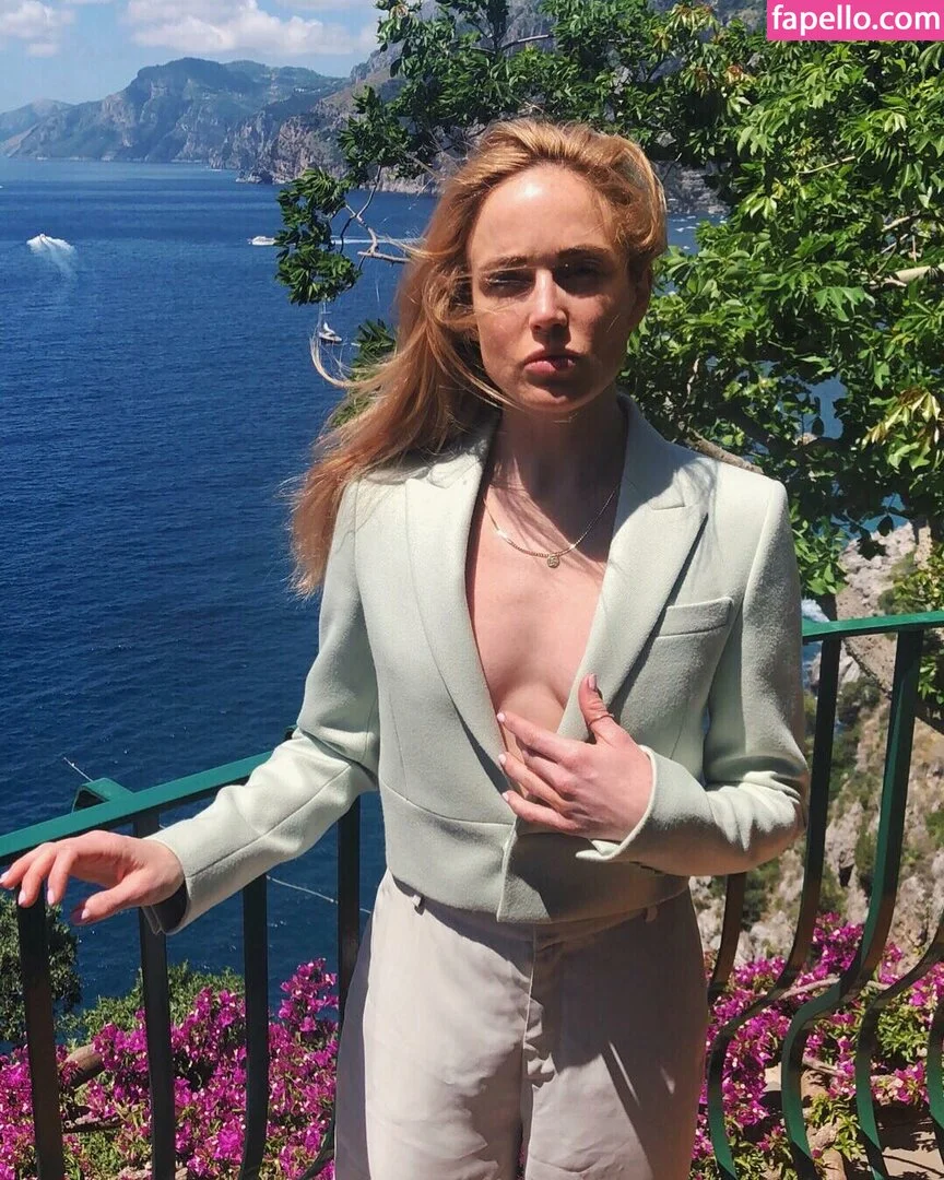 Caity Lotz / caitylotz Onlyfans Photo Gallery 