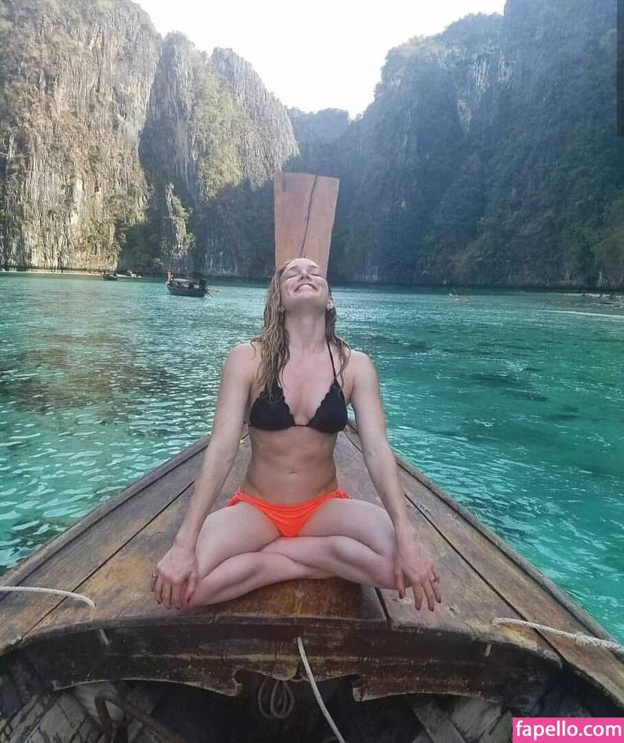 Caity Lotz / caitylotz Onlyfans Photo Gallery 