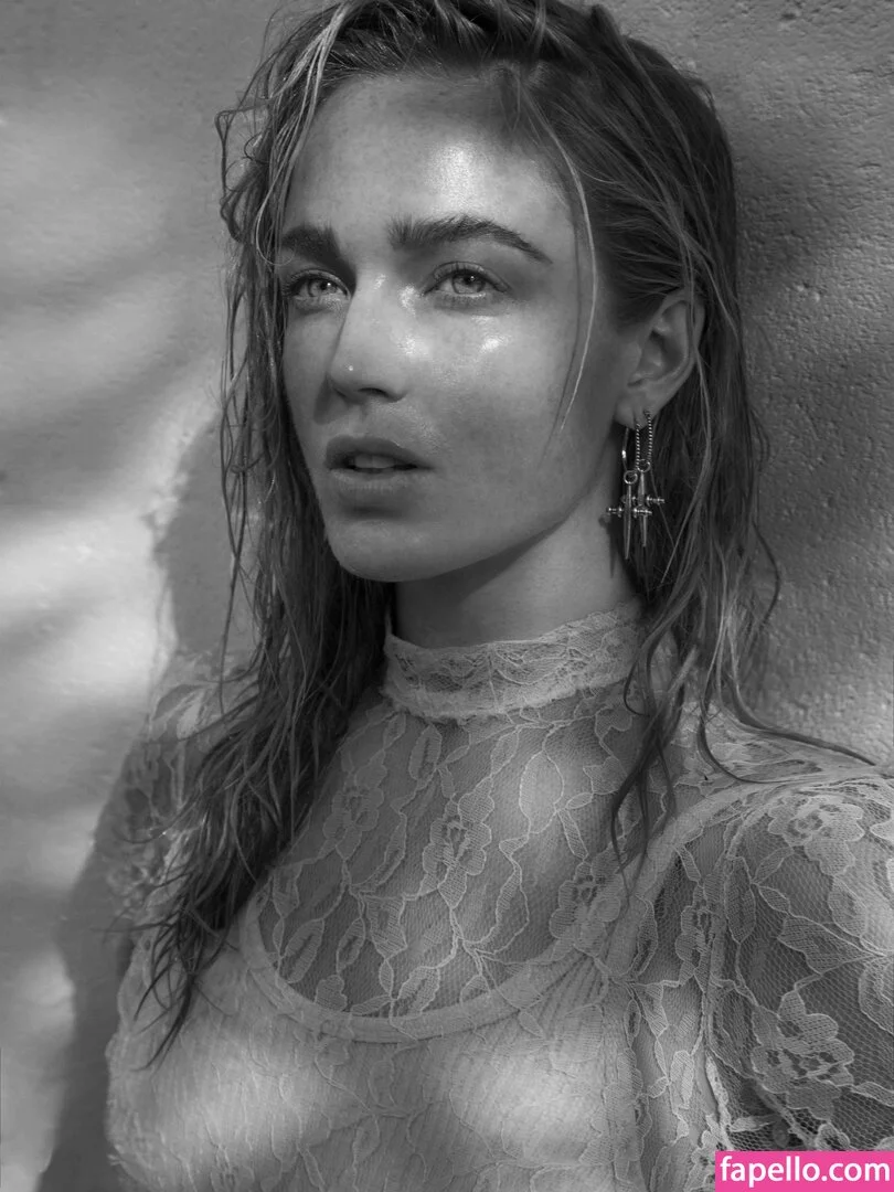 Caity Lotz / caitylotz Onlyfans Photo Gallery 