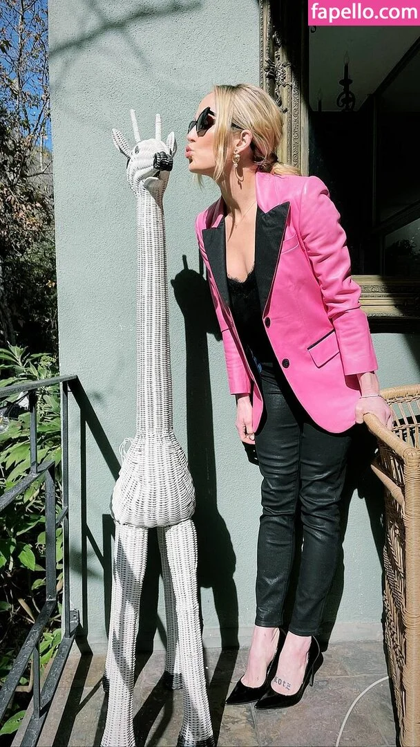 Caity Lotz / caitylotz Onlyfans Photo Gallery 