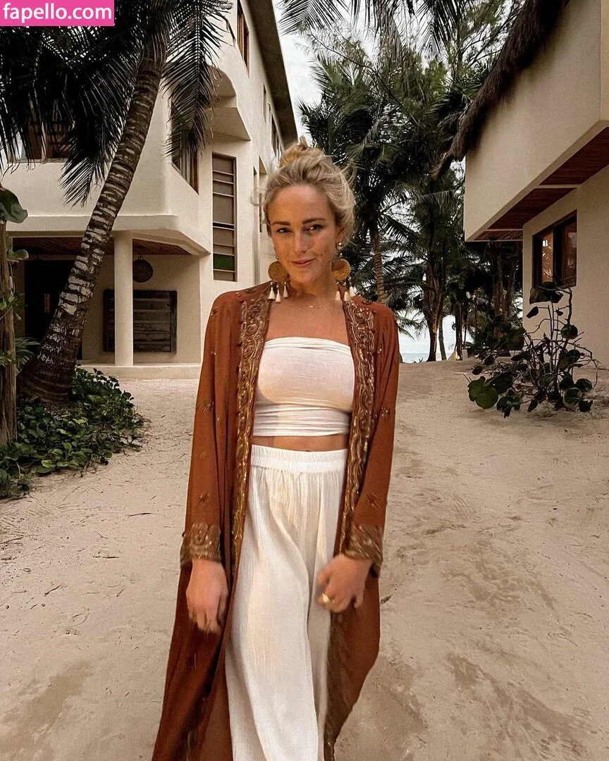 Caity Lotz / caitylotz Onlyfans Photo Gallery 