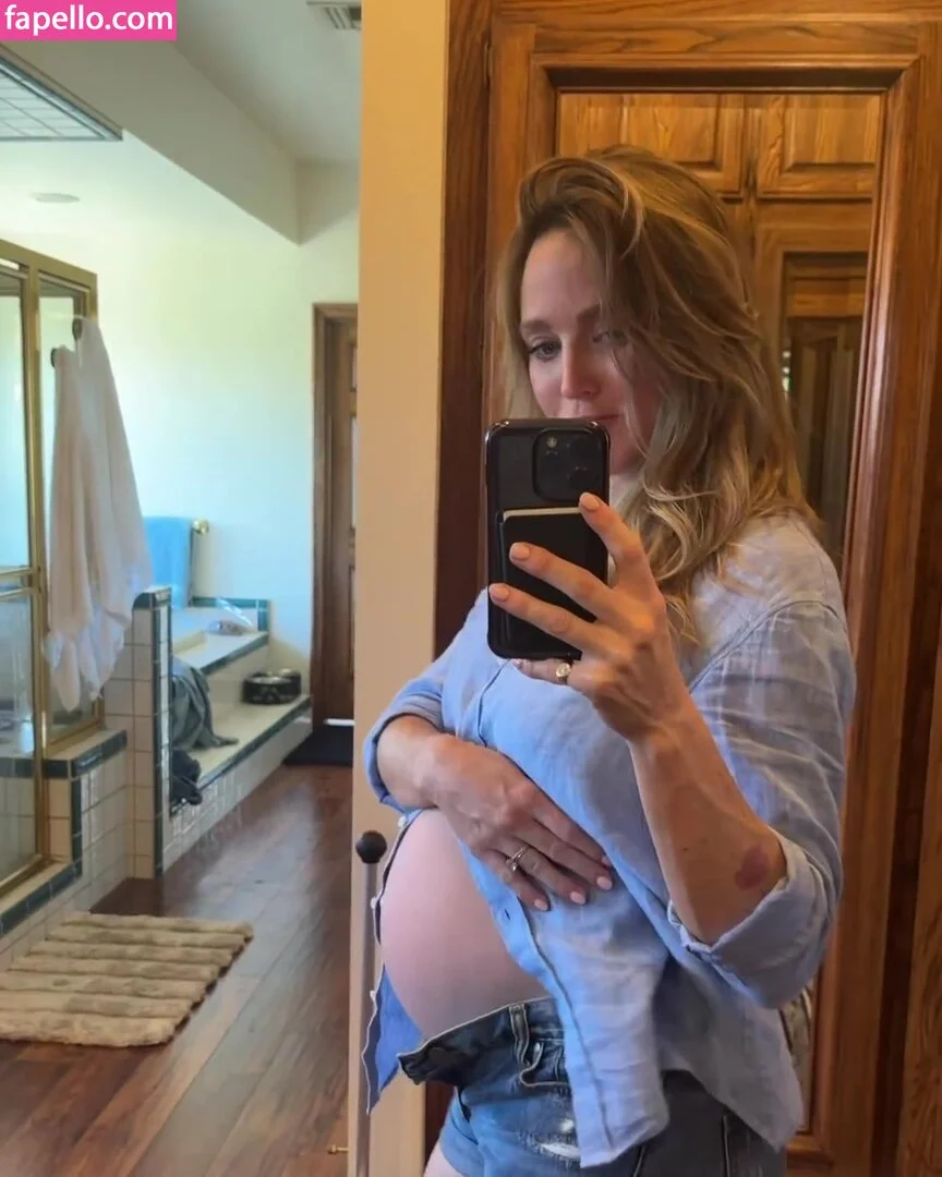 Caity Lotz / caitylotz Onlyfans Photo Gallery 