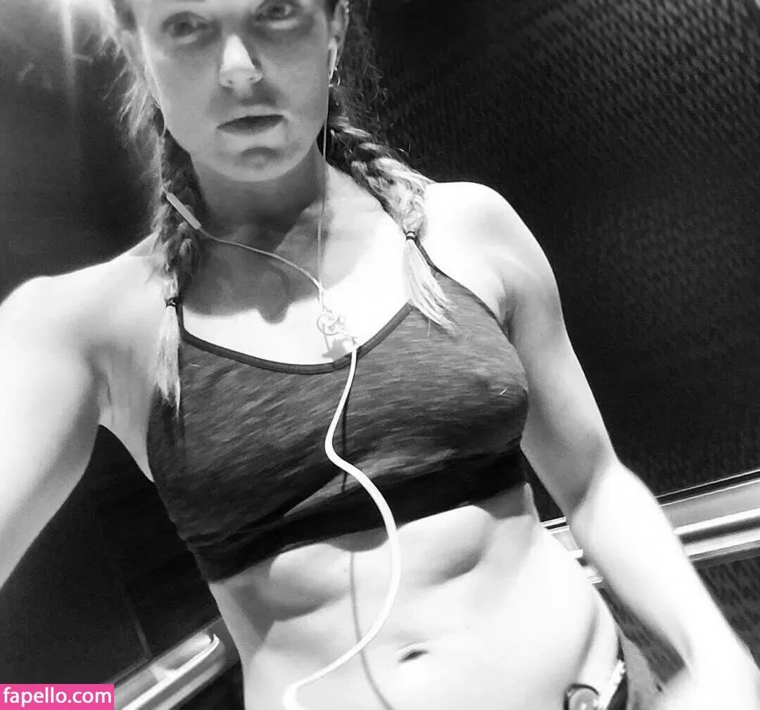 Caity Lotz / caitylotz Onlyfans Photo Gallery 