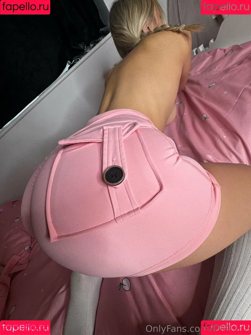 ellakeen / officecrushella Onlyfans Photo Gallery 