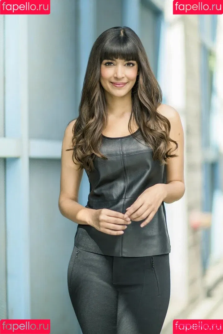 Hannah Simone Onlyfans Photo Gallery 