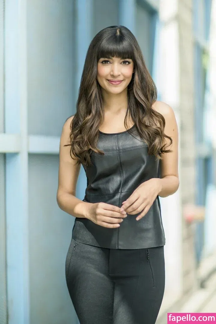 Hannah Simone Onlyfans Photo Gallery 