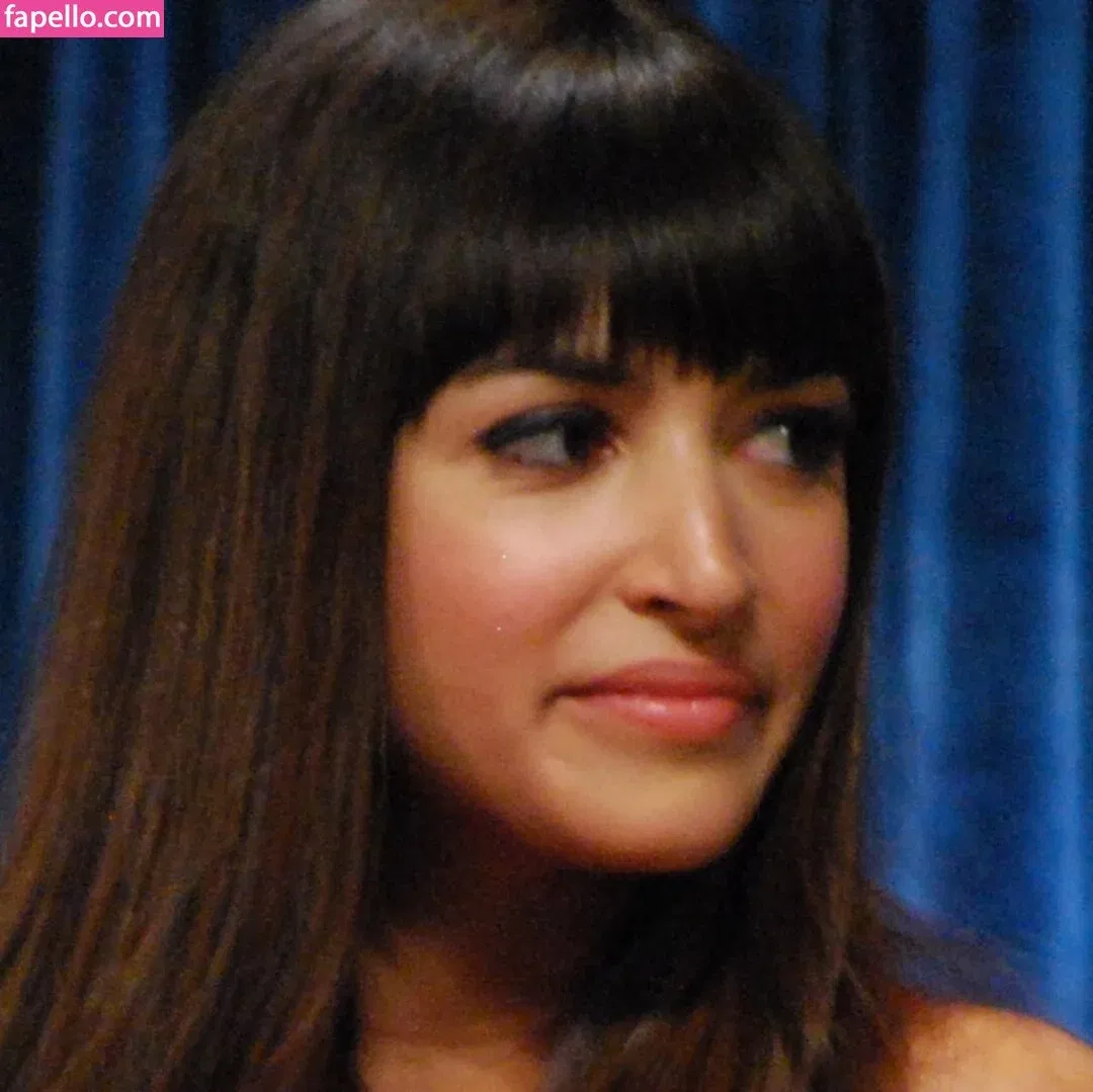 Hannah Simone Onlyfans Photo Gallery 