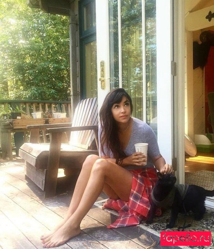 Hannah Simone Nude Onlyfans Photo 15